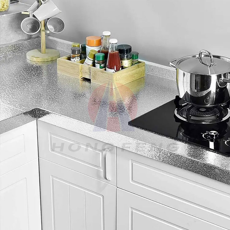 Perché utilizzare adesivi in ​​alluminio anziché backsplash tradizionali