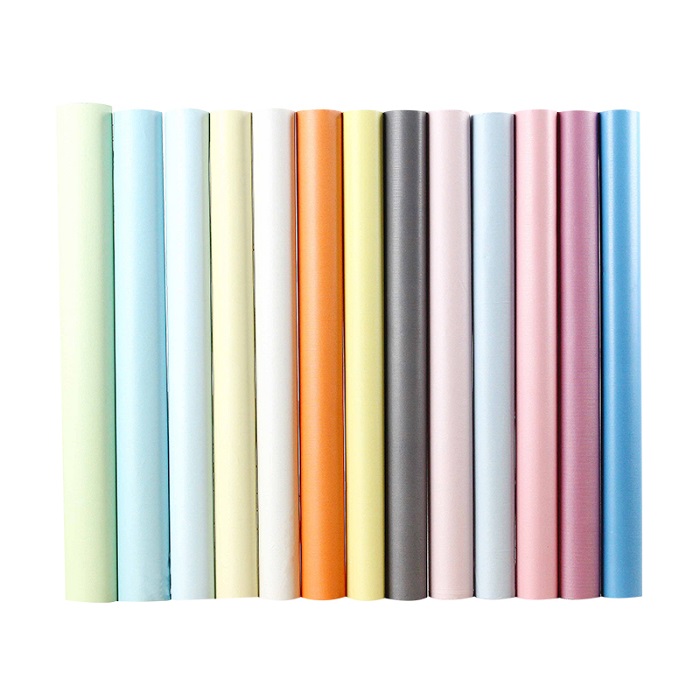 In che modo le carte da parati in tinta unita modellano l'estetica degli interni oggi?